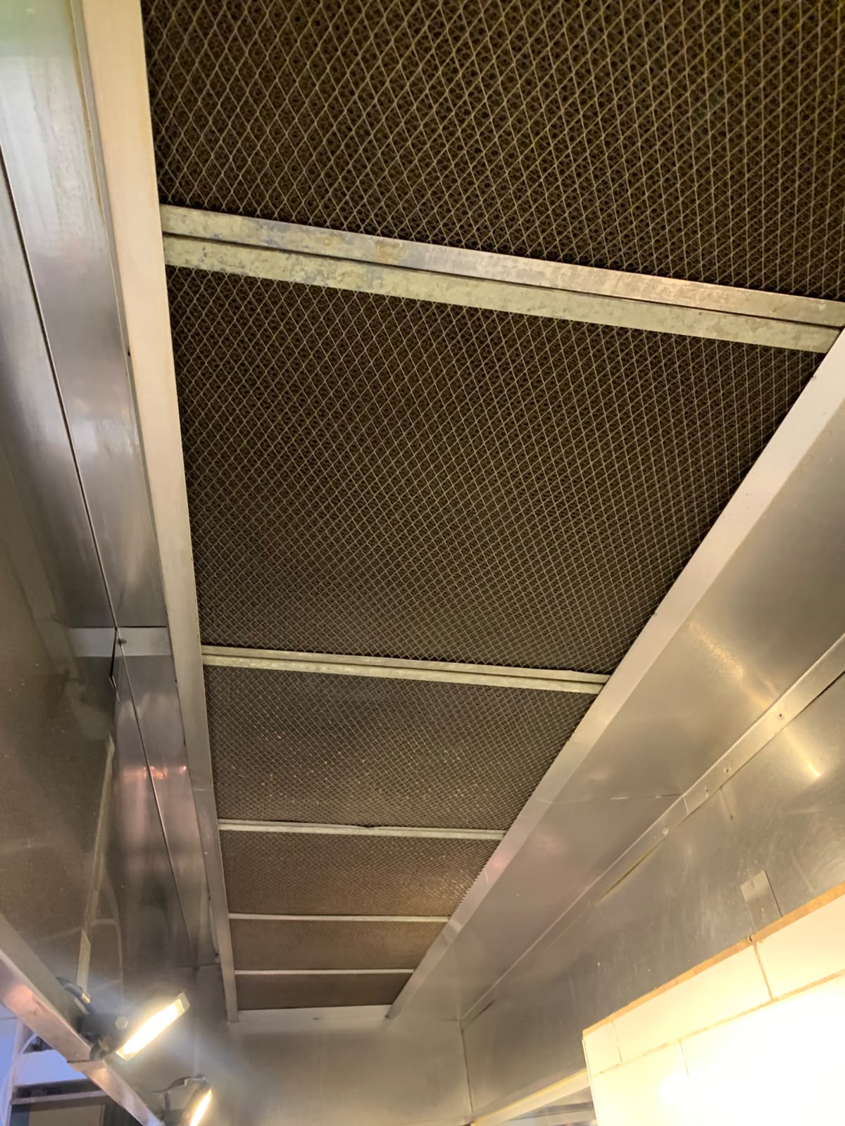 Filtros de campana instalados y limpios